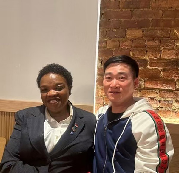 马拉维常驻联合国代表团大使-Dr-Agnes-Chimbiri-Molande（左）