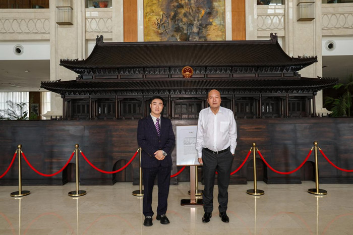 世界企业家协会主席王余根博士(左) 世界企业家协会主席王余根博士(左)