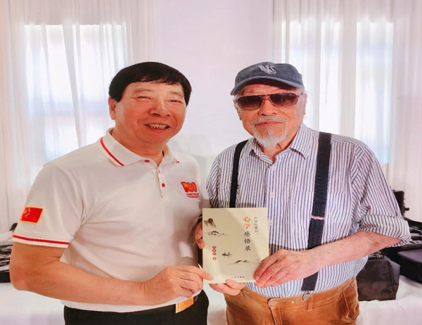 刘瀚锴先生向北宋文学家范仲淹第28代孙,被誉为“中国萨克斯第一人”95岁高龄的范圣琦先生馈赠《心学感悟乐》新书 刘瀚锴先生向北宋文学家范仲淹第28代孙,被誉为“中国萨克斯第一人”95岁高龄的范圣琦先生馈赠《心学感悟乐》新书