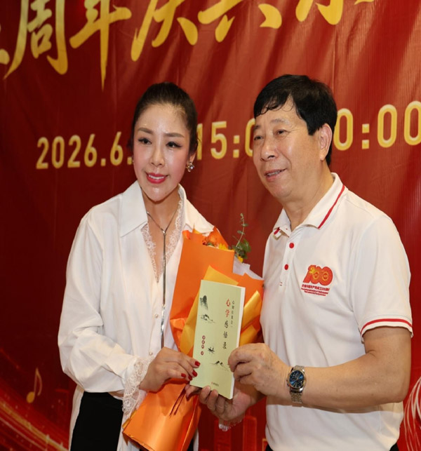刘瀚锴先生向青年歌唱家、中国爱心健康大使全国总决赛冠军胡艾莲老师馈赠《心学感悟录》新书 刘瀚锴先生向青年歌唱家、中国爱心健康大使全国总决赛冠军胡艾莲老师馈赠《心学感悟录》新书