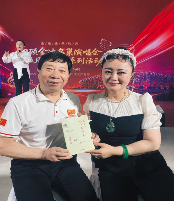 刘瀚锴先生向著名演员、央视特邀主持人陈薪羽老师馈赠《心学感悟录》新书 刘瀚锴先生向著名演员、央视特邀主持人陈薪羽老师馈赠《心学感悟录》新书