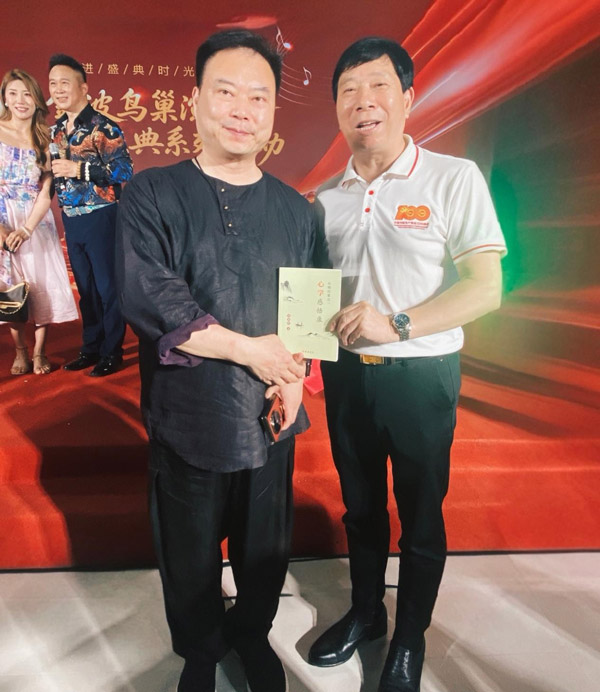 刘瀚锴先生向中国书画春晚总导演、海峡两岸文化交流合作委员会副主任苏钦勇老师馈赠《心学感悟录》新书 刘瀚锴先生向中国书画春晚总导演、海峡两岸文化交流合作委员会副主任苏钦勇老师馈赠《心学感悟录》新书