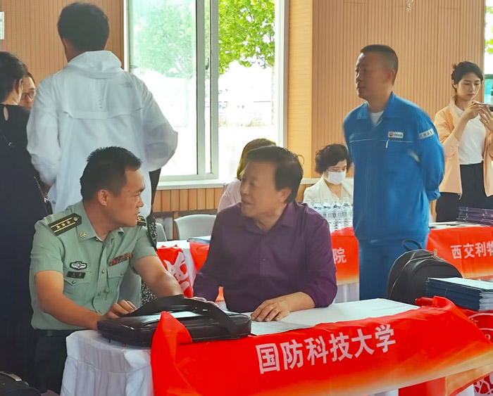 中国抗联研究中心盘锦研究基地侯振江主任和军校招办负责人交流 中国抗联研究中心盘锦研究基地侯振江主任和军校招办负责人交流